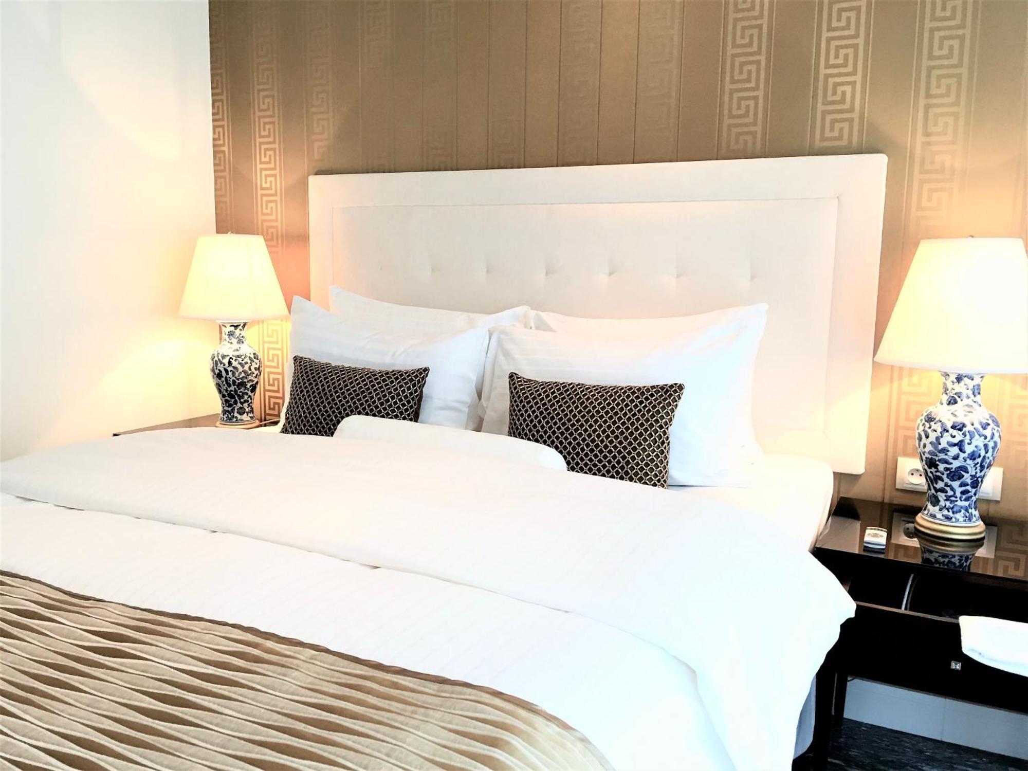 Mondrian Luxury Suites & Apartments Market Square I Warsaw Bilik gambar