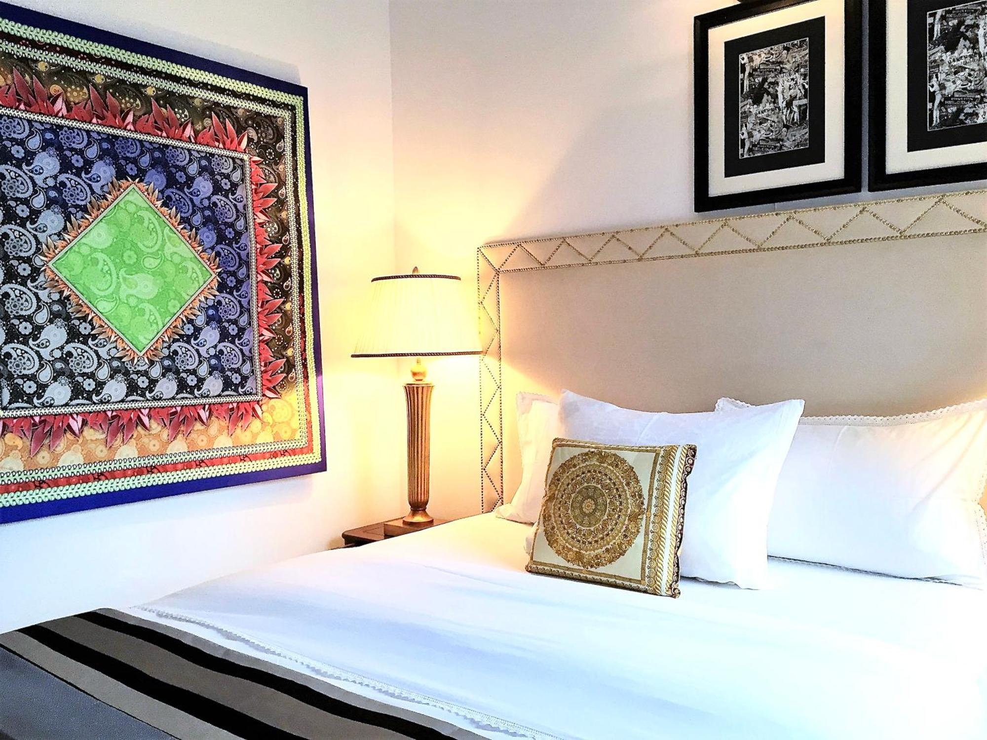 Mondrian Luxury Suites & Apartments Market Square I Warsaw Bilik gambar