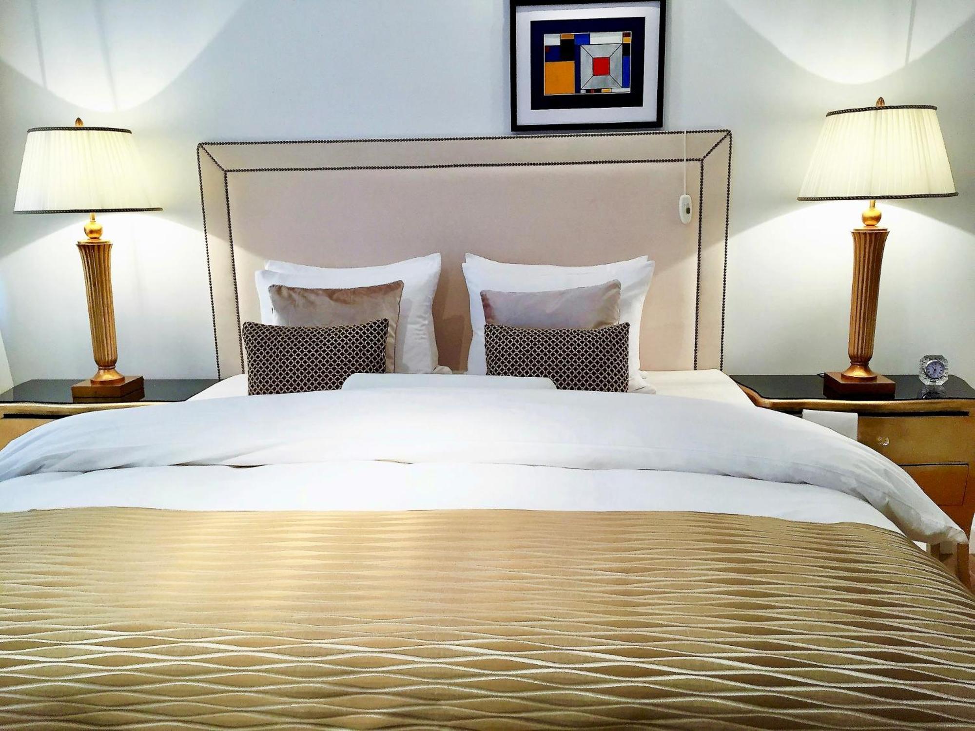 Mondrian Luxury Suites & Apartments Market Square I Warsaw Bilik gambar