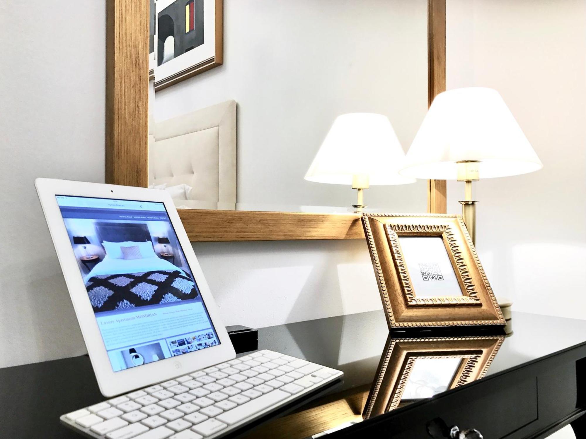 Mondrian Luxury Suites & Apartments Market Square I Warsaw Bilik gambar