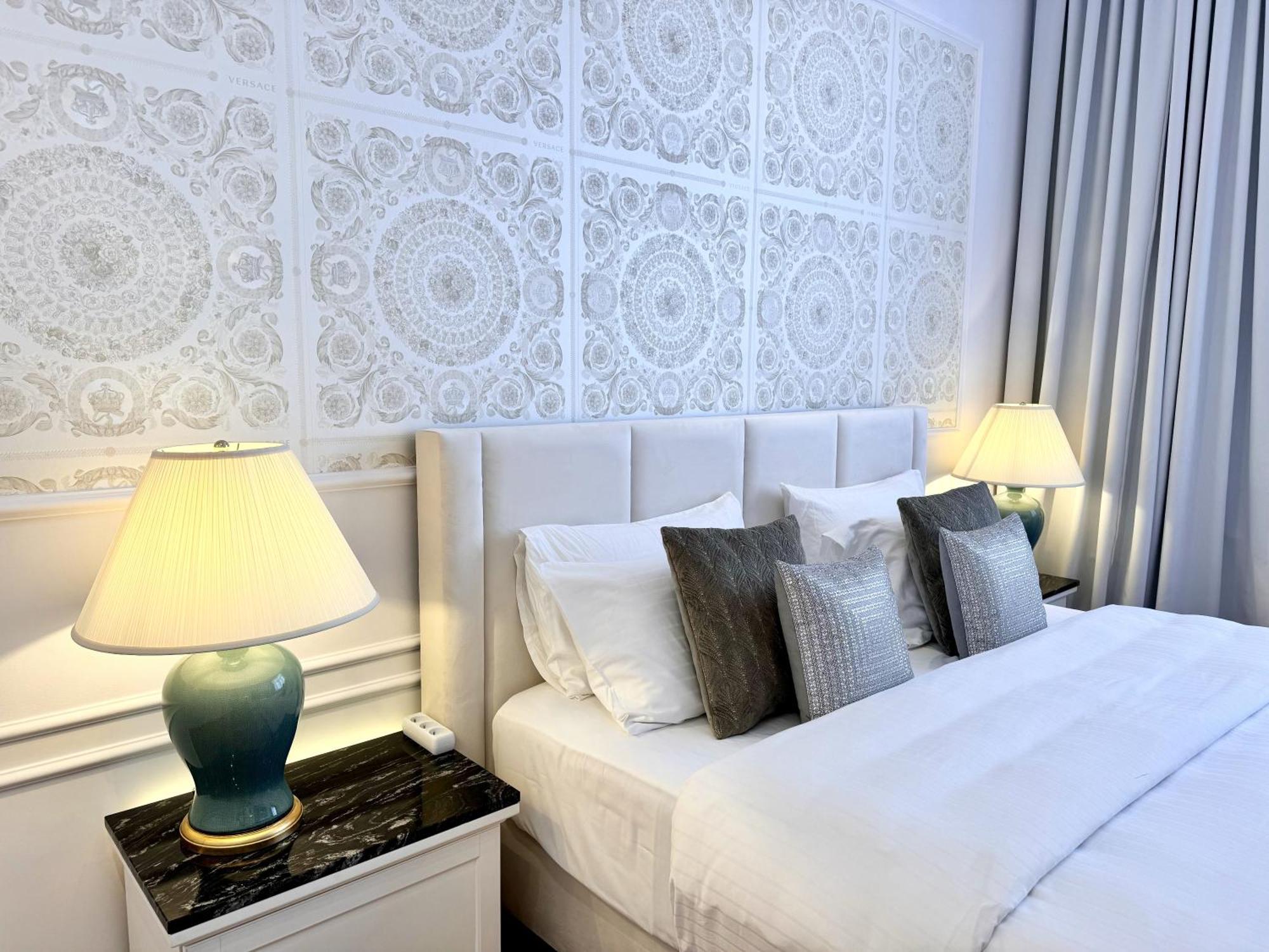 Mondrian Luxury Suites & Apartments Market Square I Warsaw Bilik gambar