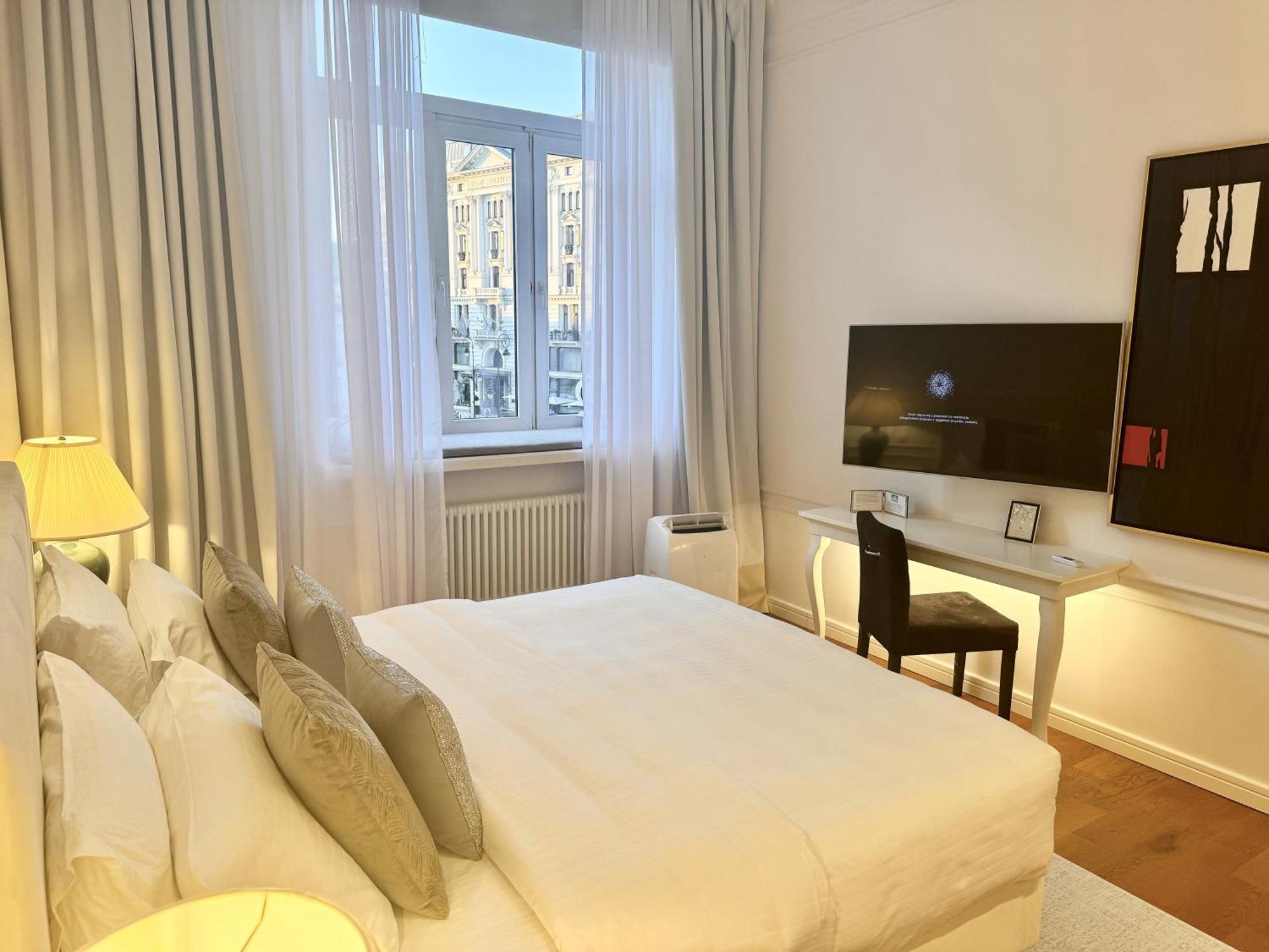 Mondrian Luxury Suites & Apartments Market Square I Warsaw Bilik gambar